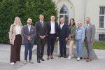 Landesrat Stefan Hermann  (3.v.l) und Schulleiter Paul Reiter (2.v.l.) mit den Bildungssprecherinnen und Bildungssprechern: Von links nach rechts LAbg. Chiara-Sophia Glawogger (SPÖ), LAbg. Niko Swatek (Neos), LAbg. Detlev Eisel-Eiselsberg (ÖVP), LAbg. Sandra Krautwaschl (Grüne), LAbg. Claudia Klimt-Weithaler (KPÖ), LAbg. Markus Konrad (FPÖ) © Land Steiermark