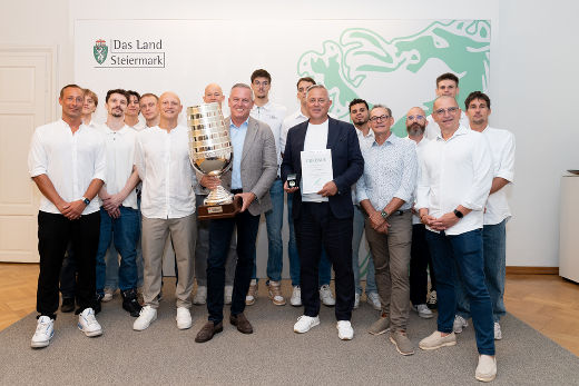 Landeshauptmann Mario Kunasek gratulierte den Kapfenberg Bulls zum Meistertitel. © Foto: Land Steiermark/Laimer; bei Quellenangabe honorarfrei