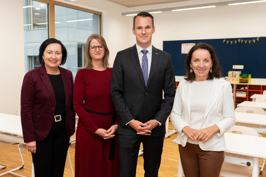Bildungsdirektorin Meixner, Direktorin Carbonare-Godina, Landesrat Hermann sowie Schulqualitätsmanagerin Graf im Rahmen des Besuchs © Land Steiermark/Binder; bei Quellenangabe honorarfrei