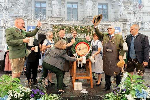 Landeshauptmann Mario Kunasek eröffnete gemeinsam mit der Grazer Bürgermeisterin Elke Kahr das Jubiläums-Aufsteirern. Den traditionellen Bieranstich durfte Aufsteirern-Erfinder LH-Stv. a. D. Leopold Schöggl vornehmen. © Land Steiermark/Melanie Laimer; Verwendung bei Quellenangabe honorarfrei