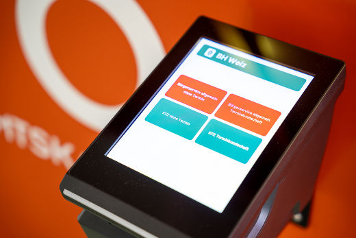 Neue Bürgerservicestelle der BH Weiz: Durch ein digitales Aufrufsystem wurde der Wartebereich optimiert © Land Steiermark/Robert Binder; Verwendung bei Quellenangabe honorarfrei