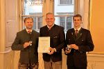 LH Mario Kunasek zeichnete das Volksbildungswerk-Duo Willi Gabalier (l.) und Thomas Matuska (r.) mit dem LH-Coin aus © Hacker