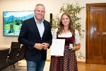 Landeshauptmann Mario Kunasek empfing die Europameisterin der Junggärtner, Marie-Theres Schwaiger, und gratulierte der Oststeirerin mit einer Urkunde und einer Erinnerungsmünze. © Land Steiermark/Melanie Laimer; Verwendung bei Quellenangabe honorarfrei