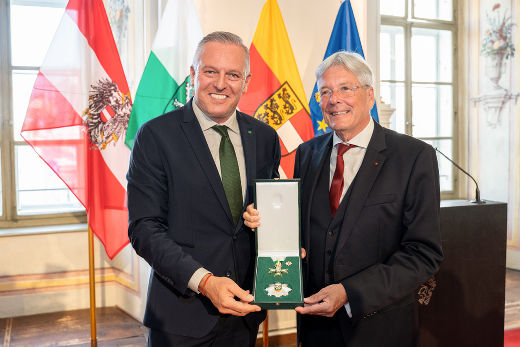 Landeshauptmann Mario Kunasek überreichte Landeshauptmann a. D. Peter Kaiser das Große Goldene Ehrenzeichen des Landes Steiermark mit dem Stern. © Land Steiermark/Robert Binder; Verwendung bei Quellenangabe honorarfrei