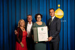 Landesrat Stefan Hermann (r.) überreichte Geschäftsführerin Julia Fandler (2.v.r.) die Urkunde mit dem Recht zur Führung des Landeswappens. © Land Steiermark; Verwendung bei Quellenangabe honorarfrei