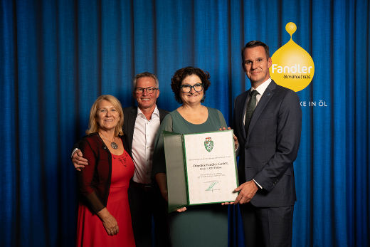 Landesrat Stefan Hermann (r.) überreichte Geschäftsführerin Julia Fandler (2.v.r.) die Urkunde mit dem Recht zur Führung des Landeswappens. © Land Steiermark; Verwendung bei Quellenangabe honorarfrei