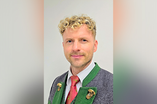 Ein Mann mit Bart trägt einen Anzug © Land Steiermark/PB LH Kunasek