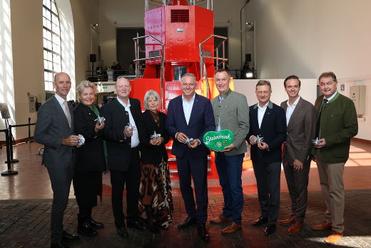 LR Willibald Ehrenhöfer, Bürgermeisterin Eva Schmidinger (Pernegg), Achim Kaspar (COO und Mitglied im VERBUND-Vorstand, Bereich Wasserkraft), die Enkelin des steirischen Turbinen-Erfinders Viktor Kaplan Gerlind Weber, LH Mario Kunasek, Projektleiter Franz Mandl, Michael Amerer (Vorstandsdirektor der VERBUND-Austrian Hydro Power AG), Bürgermeister Johannes Wagner (Frohnleiten) und Karl Heinz Gruber (Geschäftsführer aller VERBUND-Wasserkraftunternehmen in Österreich und Deutschland) bei der Eröffnung. (V.l.) © Land Steiermark/Petra Mitteregger; Verwendung bei Quellenangabe honorarfrei