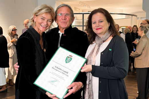 Anne Marie und Hans Schullin erhielten von Landesrätin Claudia Holzer das Recht zur Führung des Landeswappens verliehen. © Land Steiermark; Verwendung bei Quellenangabe honorarfrei