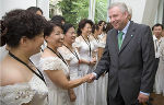 Landeshauptmann-Stv. Hermann Schützenhöfer begrüßt Teilnehmerinnen aus China bei den fünften World Choir Games in Graz