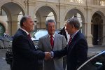 Der Präsident des Landtages Steiermark, Siegfried Schrittwieser, begrüßt die Bun-despräsidenten Heinz Fischer und Horst Köhler im Landhaus-Innenhof (von links), Foto: Sepp Reinprecht. Abdruck honorarfrei 