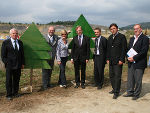 Den Wald, der das Projekt kippte, muss man erst suchen, so die Betreiber (v.l.): Dipl.-Ing. Ernst Lugitsch (Ziviltechnikbüro), Ing. Hans-Werner Frömmel (Mandlbauer), Angelika Kresch (Remus), Landesrat Dr. Christian Buchmann, Dr. Thomas Krautzer (Industriellenvereinigung), Landeshauptmann Mag. Franz Voves und der Voitsberger Bürgermeister Ernst Meixner.