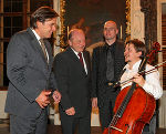 Entspannter Smalltalk nach einem berührenden Kammermusikabend: Landeshauptmann Mag. Franz Voves, der Bürgermeister von Radmer, Siegfried Gallhofer, Pianist Andreas Woyke und Erich Kleinhapl © Foto Frankl