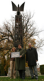 Landeshauptmann Mag. Franz Voves präsentiert gemeinsam mit dem Leiter des Landesarchivs Dr. Josef Riegler (r.) und der zuständigen Leiterin der Abteilung 2, Mag. Christine Klug die neue Gedenktafel für das Freiheitsdenkmal im Burggarten der Grazer Burg.