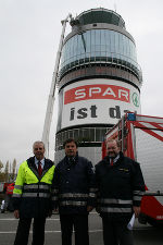 v.l.: Flughafen Graz-Direktor Mag. Gerhard Widmann, Landeshauptmann Mag. Franz Voves und der Leiter der Katastrophenschutzabteilung des Landes Dr. Kurt Kalcher vor dem Tower des Flughafen Graz. © Landespressedienst; Abdruck bei Quellenangabe honorarfrei;