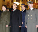 Erste Reihe: Landeshauptmann Mag. Franz Voves, Bürgermeister Mag. Siegfried Nagl und der steirische Militärkommandant Oberst Mag. Heinz Zöllner bei der Großen Österreichischen Flaggenparade am Grazer Hauptplatz.