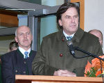 Bürgermeister Johann Mauerhofer und Landeshauptmann Mag. Franz Voves eröffnen das renovierte Volksschulgebäude in Stanz. © Gemeinde Stanz i.M.