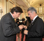 Landeshauptmann Franz Voves überreicht den Ehrenring an Bundespräsident Heinz Fischer, Foto: Abdruck bei Quellenangabe honorarfrei