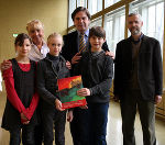 v.l.: Sarah, Iris und Niko vom BG Weiz überreichen gemeinsam mit Ingeborg Maria Ortner und dem Bärenanwalt Dr. Georg Rauer das Kinderbuch an LH Mag. Franz Voves, Foto bei Quellenangabe honorarfrei