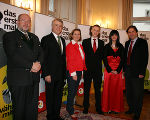 v.l.: Mag. Bernhard Langmann, Landesamtsdirektor Dr. Gerhard Ofner, LR Dr. Bettina Vollath, Christian Schwaiger, Ines Kocsar und Landeshauptmann Mag. Franz Voves beim diesjährigen Lehrlingsempfang, Foto bei Quellenangabe honorarfrei