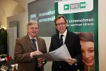 Dr. Burghard Kaltenbeck (Geschäftsführer der SFG) und Dr. Christian Buchmann, Landesrat für Wirtschaft und Innovation präsentieren die Stabilisierungsmaßnahmen für die steirische Wirtschaft für das Jahr 2009