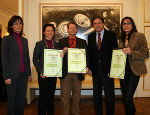 v.l. Mag. Elisabeth Freiberger, Mag. Nina Koren, Mag. Christian Brüser, LH Mag. Franz Voves und Carla Koytec, die den Preis für ihren Mann entgegen nahm, bei der Verleihung des Journalistenpreises, Foto bei Quellenangabe honorarfrei