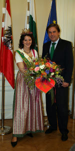 Die regierende Blumenkönigin Jasmin I überraschte LH Mag. Franz Voves mit einem bunten Blumengruß zum bevorstehenden Valentinstag, Foto bei Quellenangabe honorarfrei