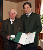 LH Mag. Franz Voves überreichte an Altbürgermeister Peter Maier das Große Ehrenzeichen des Landes Steiermark, Foto bei Quellenangabe honorarfrei