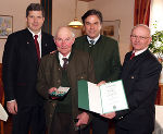 v.l.: Bezirkshauptmann Mag. Max Wiesenhofer, Peter Maier, LH Mag. Franz Voves und der Bürgermeister von Saifen-Boden bei der Ehrenzeichenverleihung, Foto bei Quellenangabe honorarfrei 