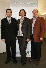 Umweltanwältin MMag. Ute Pöllinger flankiert von ihren Mitarbeitern Mag. Christopher Grunert (li) und Dr. Kurt Fauland (re) bei der Präsentation des Tätigkeitsberichts 2008 im Medienzentrum Steiermark.