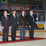 Vl. IIHF Chairman Murray Costello, Bürgermeister Mag. Siegfried Nagl, Landeshauptmann Mag. Franz Voves und ÖEHV Präsident Dr. Dieter Kalt bei der Eröffnung der Damen Eishockey-WM 2009 im Eisstadion Graz-Liebenau. © Landespressedienst