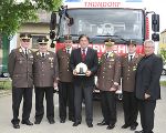 v.l.: Bezirksfeuerwehrkommandant OBR Alois Rieger, BR d.F. Josef Hager, Feuerwehrkommandant HBI Willibald Kölly, LH Mag. Franz Voves, Landesfeuerwehrkommandant LBD Albert Kern, OBI Franz Wiesler und Bürgermeister Franz Macher vor dem neuen Einsatzfahrzeug der Freiw. Feuerwehr Thondorf