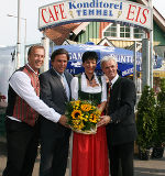 v.l.: Manfred Temmel mit Landeshauptmann Mag. Franz Voves, Petra Temmel und Charly Temmel vor dem Eingang zum Stamm-Café in der Grazer Mitterstrasse.