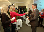 Die Schülerinnen Nina Horcher und Marina Grasser beim Interview mit Außenminister Spindelegger im Medienzentrum Steiermark © Land Steiermark / "europe direct" - Abdruck bei Quellenangabe honorarfrei