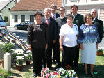 v. re.: Altbürgermeister OSR Pickl, LH Voves, Bgm. Mag. Dr. Dolesch, BH Mag. Wiesenhofer und die Delegation aus Celldömök mit Bürgermeister Féhér vor dem neu gestalteten Gemeindewappen der Marktgemeinde Neudau.