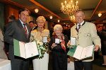 Landeshauptmann Mag. Franz Voves, Liesl, Sissy und Dr. Peter Florian – drei mal Gold in Form des Großen Goldenen Ehrenzeichens des Landes Steiermark. Foto bei Quellenangabe honorarfrei