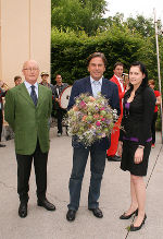 v.l.: Bundesinnungsmeister Rudolf Hajek mit Landeshauptmann Mag. Franz Voves und Carina Taus, die stellvertretend für alle Lehrlinge LH Voves einen Blumenstrauß überreichte. © Landespressedienst; Abdruck bei Quellenangabe honorarfrei;