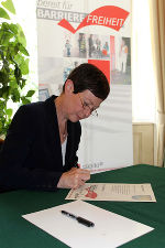 Bürgermeisterin Mag. Brigitte Schwarz unterschrieb die Beitrittsurkunde für die Stadt Kapfenberg; Foto bei Quellenangabe honorarfrei