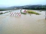 Die Landesstrasse aus Richtung Fehring stand komplett unter Wasser.