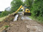 Straßenstücke und ganze Hänge sind durch die Wassermassen abgerutscht. Fotos: Gemeinde Hatzendorf