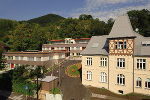 Der Neubau und die um die Jahrhundertwende erbaute Villa bilden die Heilpädagogische Station, Foto bei Quellenangabe honorarfrei