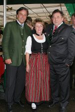 LH Mag. Franz Voves, Vzbgm. Othilie Kraller und Bgm. Werner Scheer feiern die Volksschuleröffnung in Proleb.