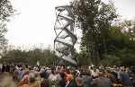 Zahlreiche Besucher bewunderten anläßlich der Präsentation die Doppelhelix des neuen Aussichtsturmes.