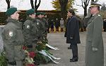 Bei der Kranzniederlegung vor dem Mahnmal am Zentralfriedhof: Mil.-Kdt. Zöllner (r.vorne), LH Voves (Mitte) und LT-Abg. Hamedl (li. hinter Voves)