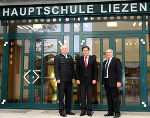 Liezens Bürgermeister Hakel, LH Voves, HS-Direktor Karner vor dem renovierten Hauptschulgebäude.
