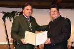 LH Voves und der Bürgermeister von Oberweg Johann Taferner mit der Verleihungsurkunde für das neue Gemeindewappen.