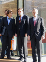 Manfred Gaulhofer, LH Voves und Hans Heiling beim Besuch der Firma Gaulhofer in Übelbach