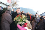 Blumen von Kindern und ein Blitzlichtgewitter der Fotografen begleitete den Bundespräsidenten.