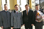 Bei der feierlichen Eröffnung des neuen Marktplatzes in Wies (v.l.n.r.): BH Müller, Pfarrer Mag. Anton Neger, LH Voves, Bgm. Waltl.