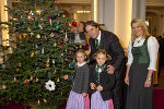 Landeshauptmann Mag. Franz Voves und Landesrätin Mag. Elisabeth Grossmann feiern in der Aula der Grazer Alten Universität mit Kindern Weihnachten. 